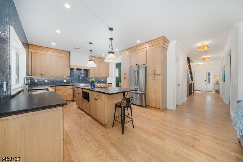 14 Holmes Oval Property Photo 9