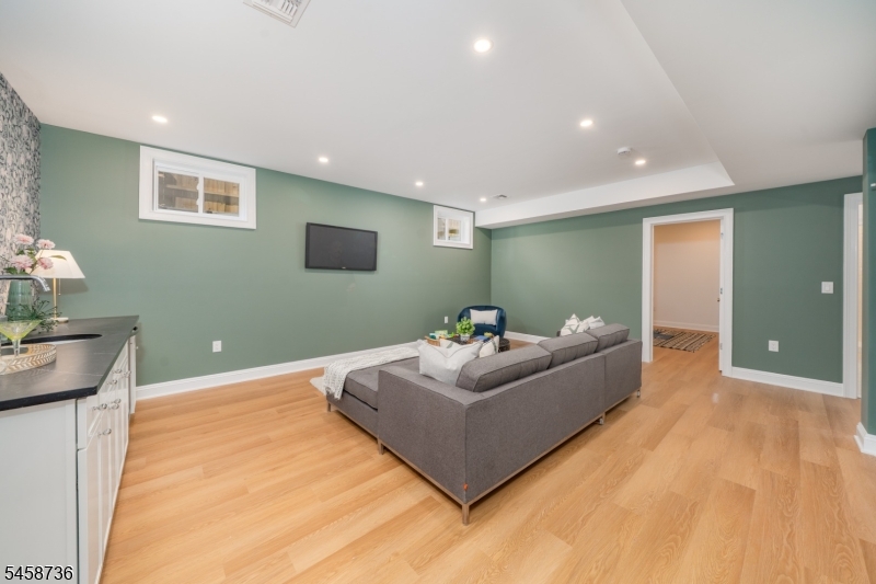 14 Holmes Oval Property Photo 24