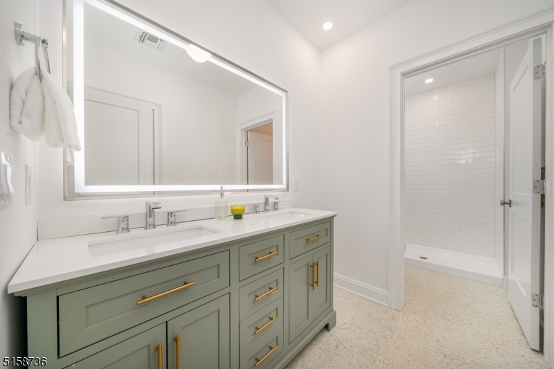 14 Holmes Oval Property Photo 42
