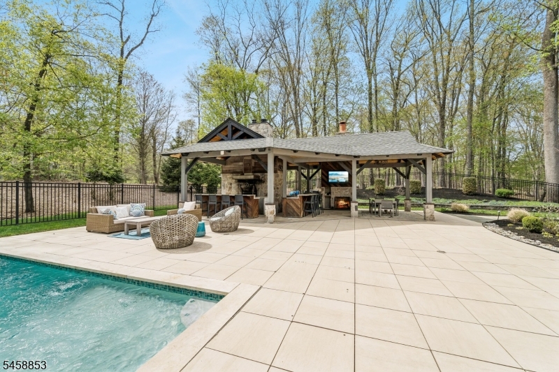 20 Pheasant Ln Property Photo 44