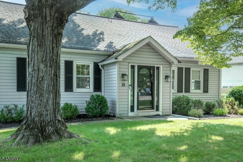 25 Fairview Dr E Property Photo 2
