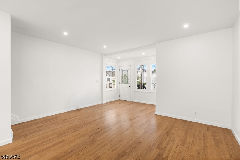 345 Forest St Property Photo 4
