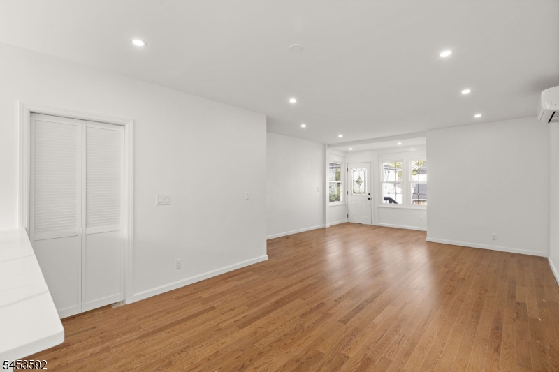 345 Forest St Property Photo 5