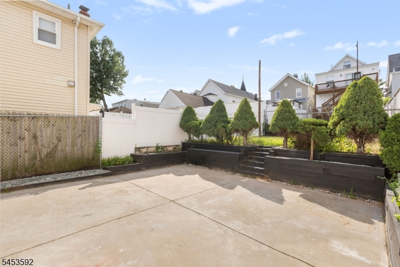 345 Forest St Property Photo 31