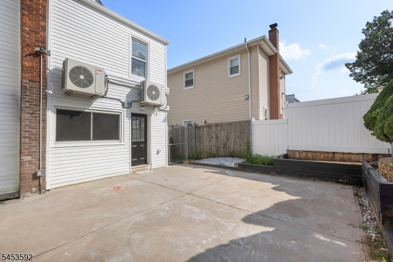 345 Forest St Property Photo 32