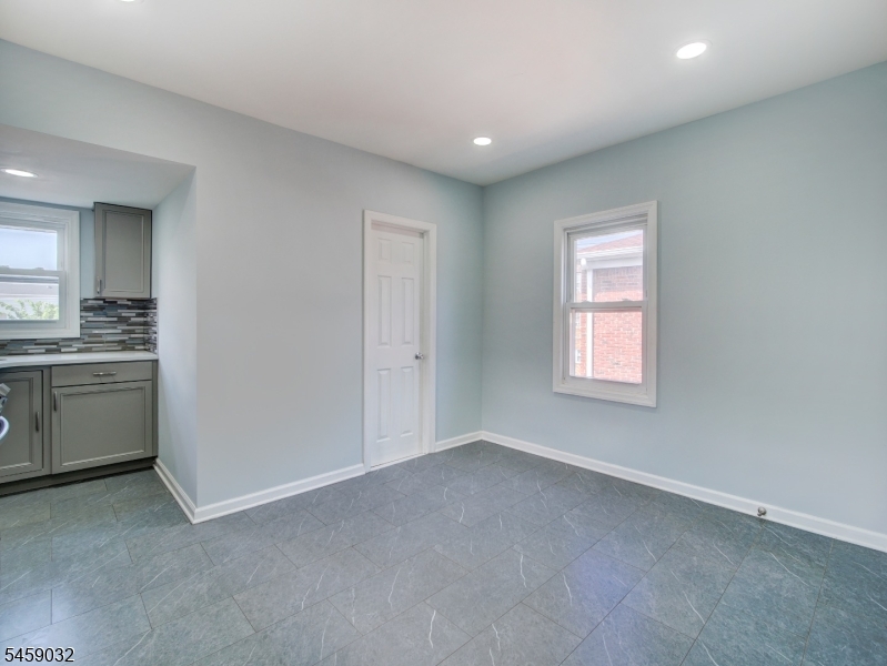 27 Honiss St 2 Property Photo 5
