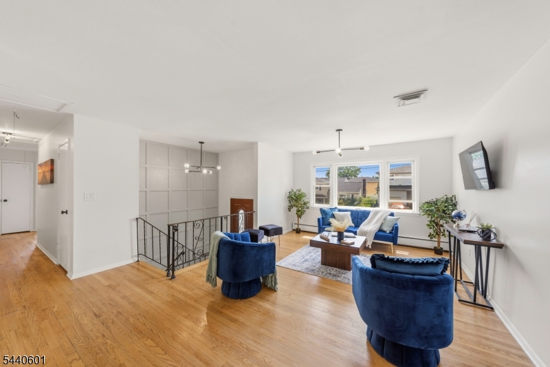 2037 Tampa Ter Property Photo 4