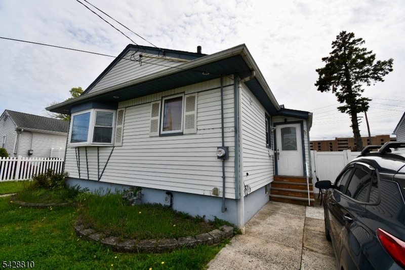 831 Smith St Property Photo 1
