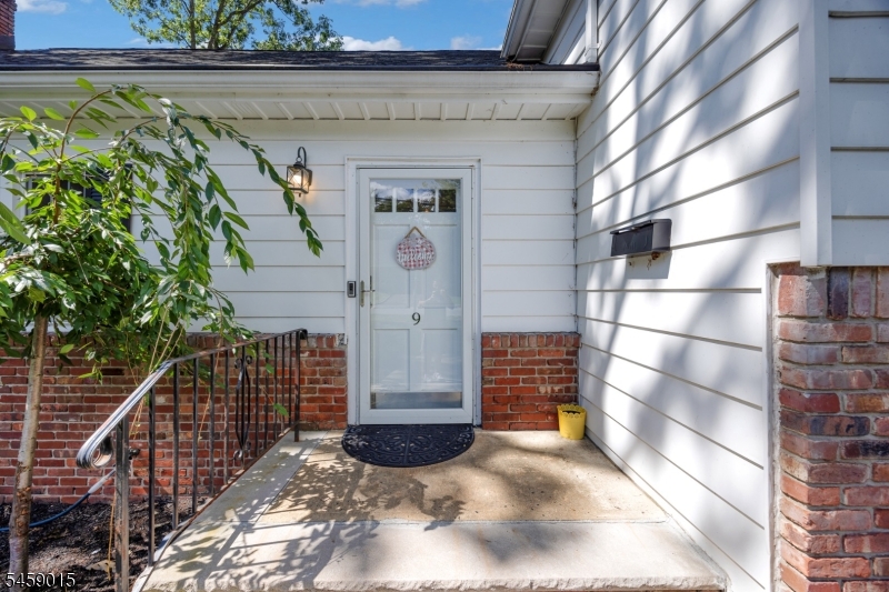 9 Edgewood Ave Property Photo 4