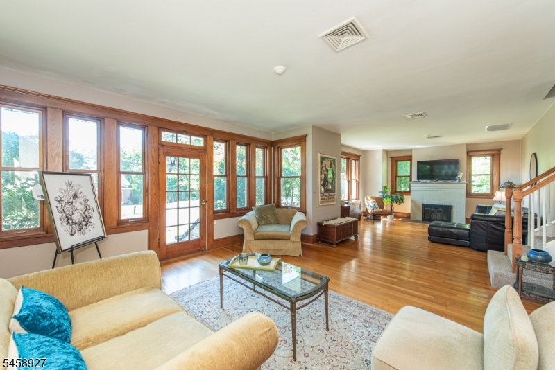 580 Wyckoff Ave Property Photo 3