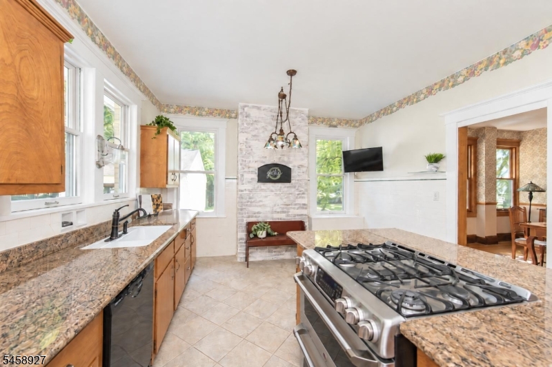 580 Wyckoff Ave Property Photo 6