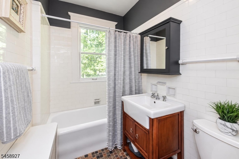 580 Wyckoff Ave Property Photo 8