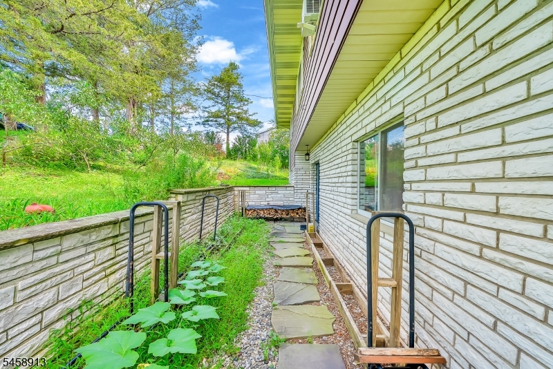 6 Barberry St Property Photo 4