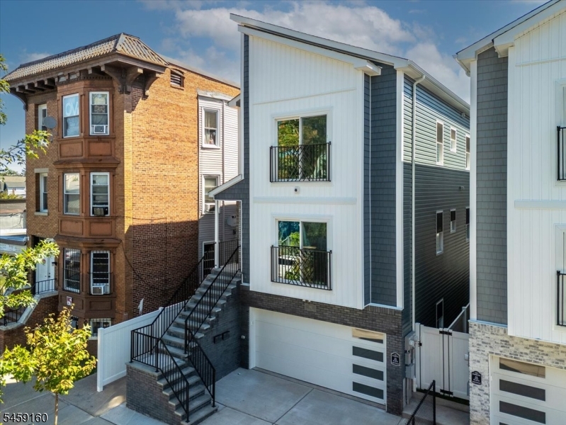 192 Amherst St Property Photo 1