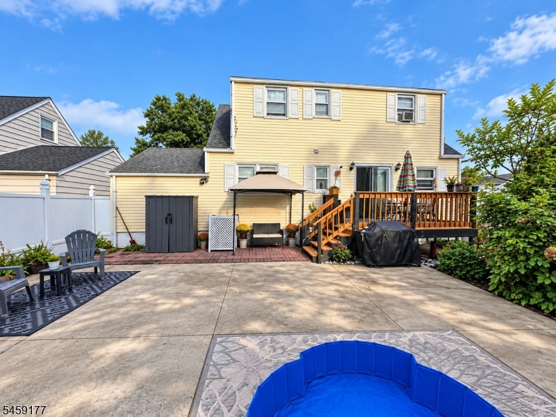 611 Green St Property Photo 3