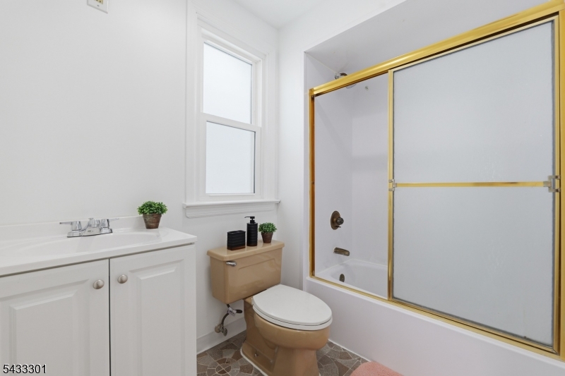 136 W 56th St Property Photo 17