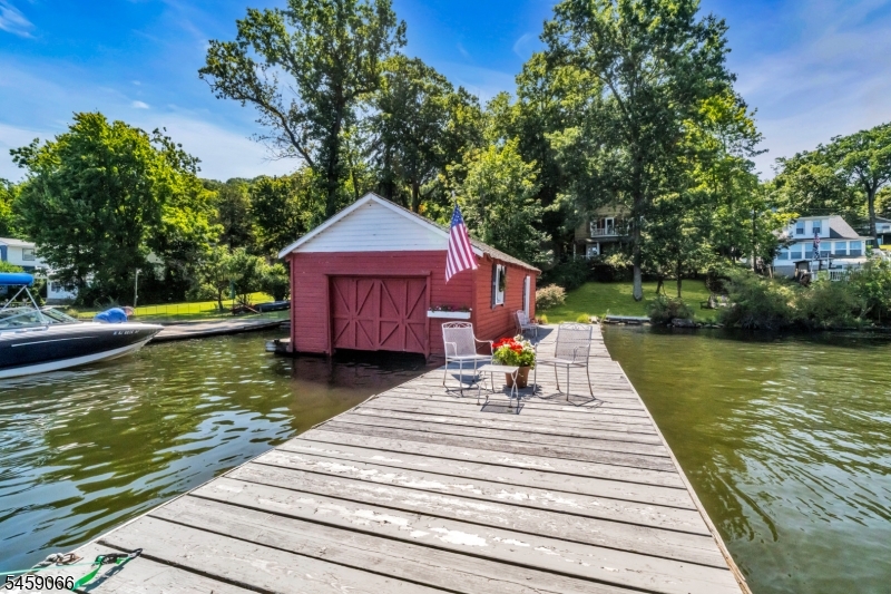 439 Lakeside Blvd Property Photo 4