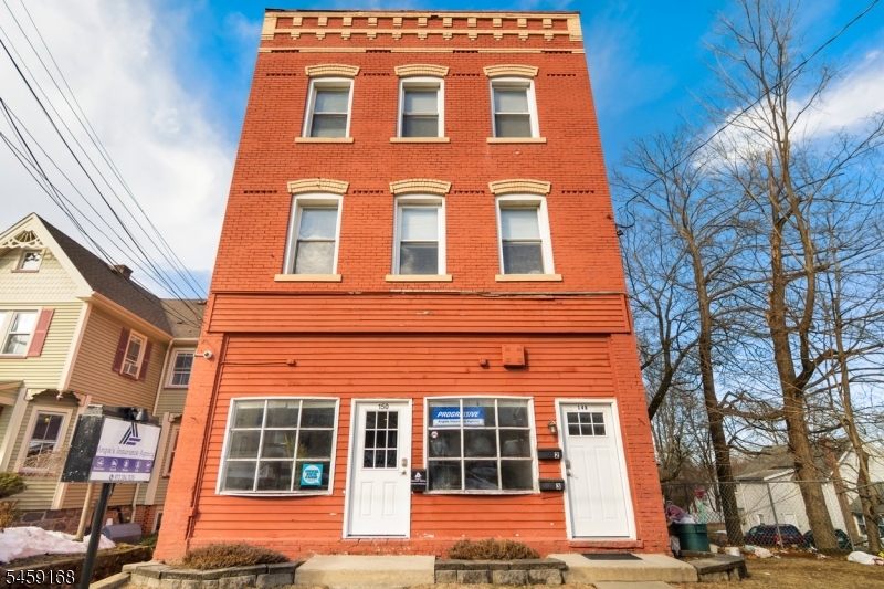 150 East Main St Property Photo 1