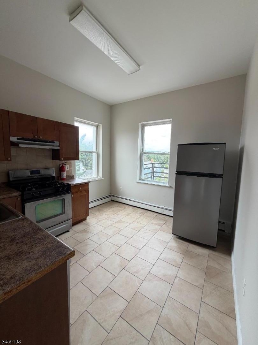 150 East Main St Property Photo 3