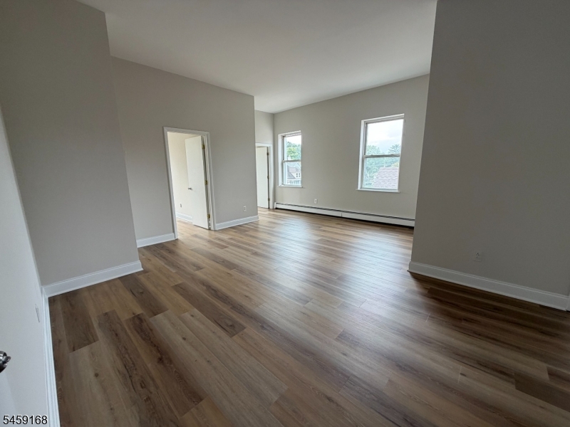 150 East Main St Property Photo 4