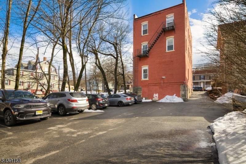 150 East Main St Property Photo 12