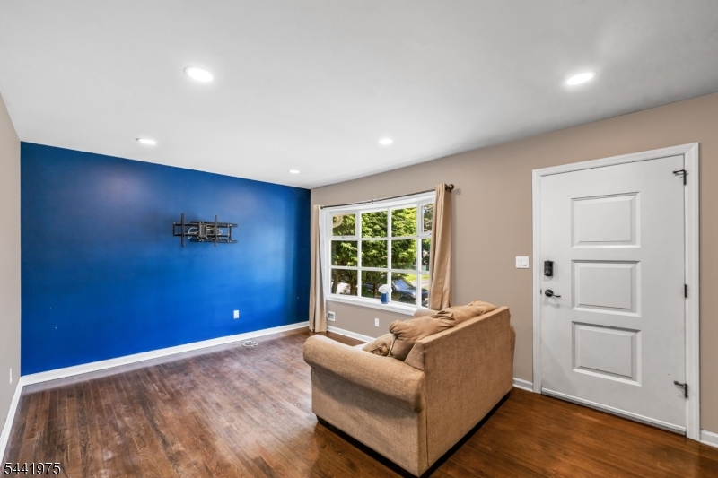 101 Pinecrest Ter Property Photo 4