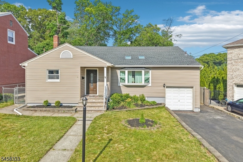 84 Howard Pl Property Photo 1