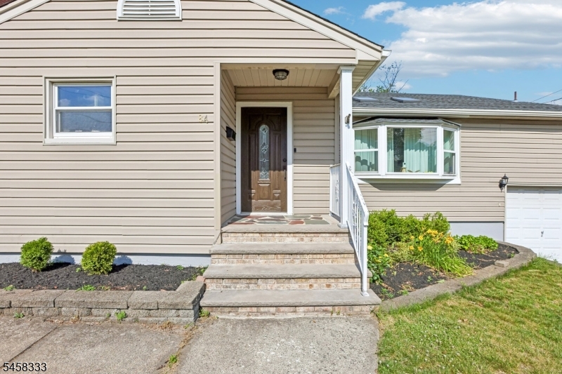 84 Howard Pl Property Photo 4