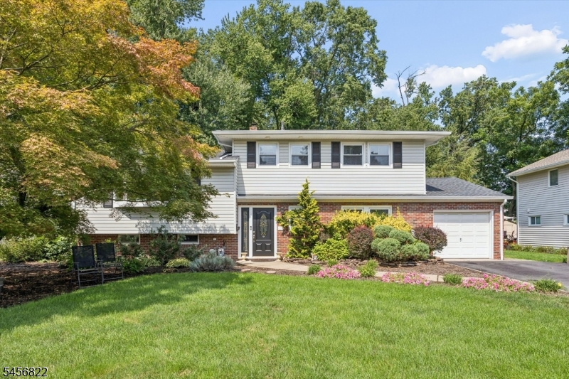 11 Surrey Ln Property Photo 1