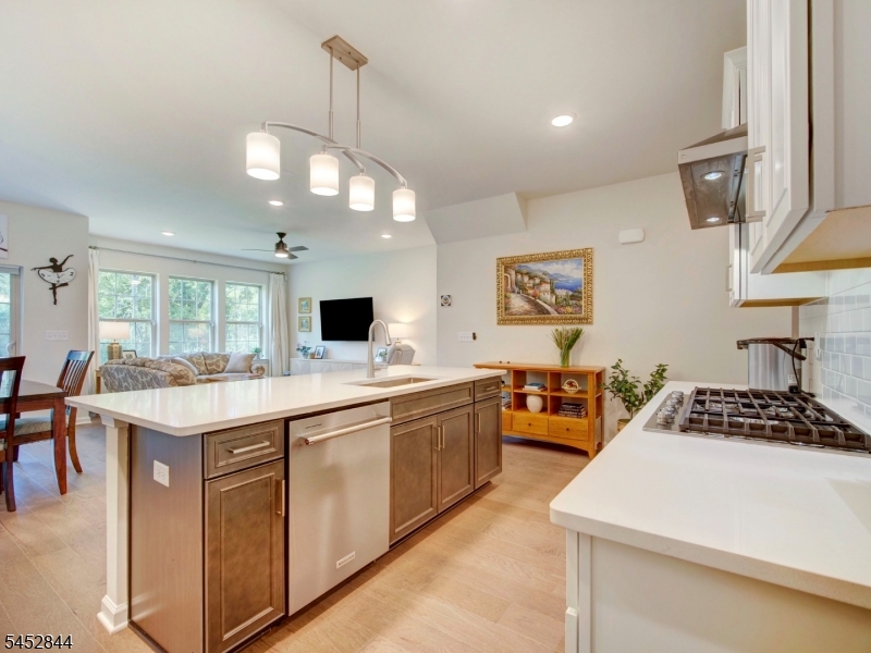8 Dahlia Dr Property Photo 6