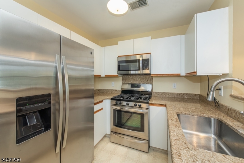 401 Dalton Court Property Photo 4