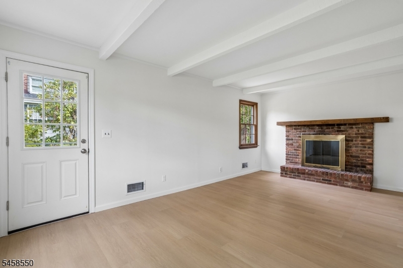 20 Pine St Property Photo 17