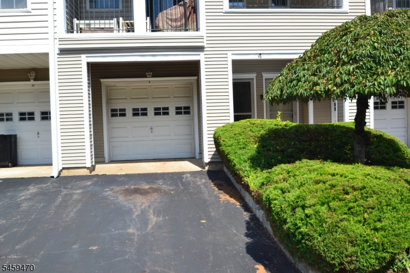 4 Collura Ln Property Photo 4