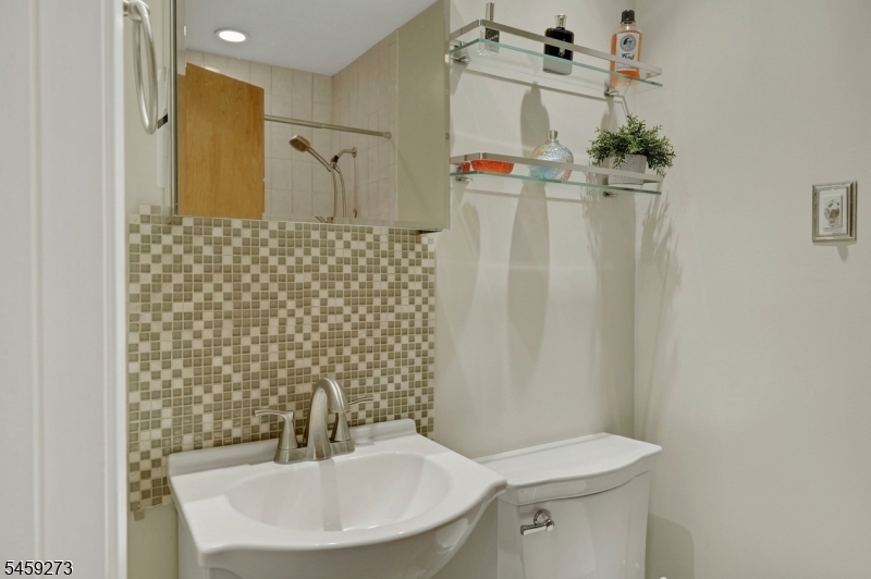 9039 Palisade Ave 4 Property Photo 15