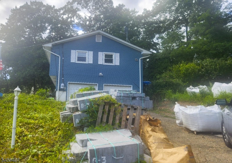 15 Conklin Ave Property Photo 3