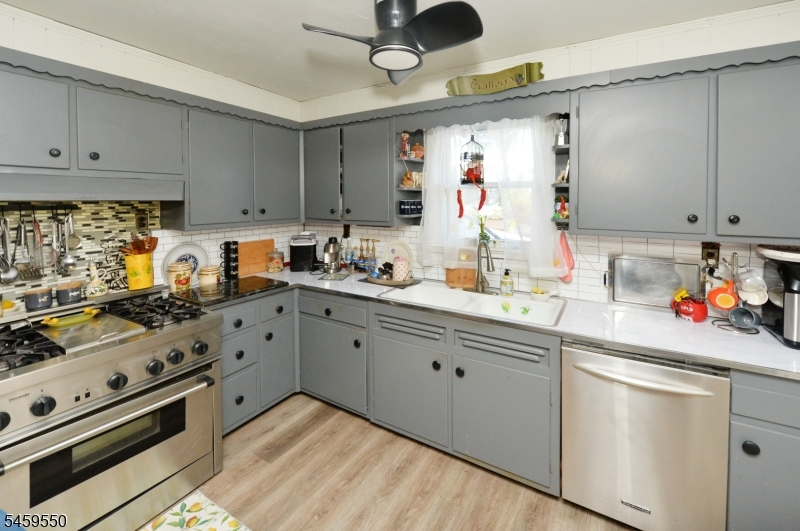 18 Parker Ave Property Photo 6
