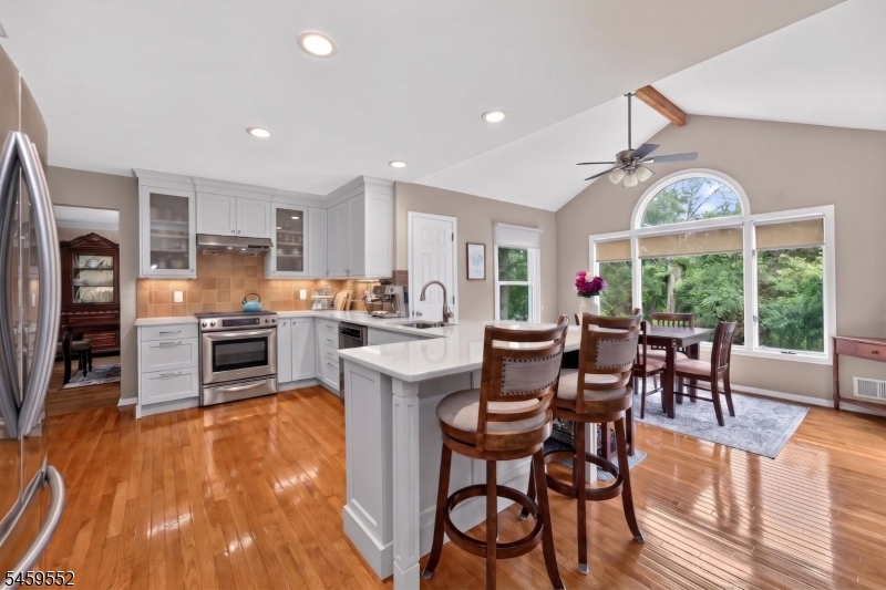 6 Chaucer Dr Property Photo 4