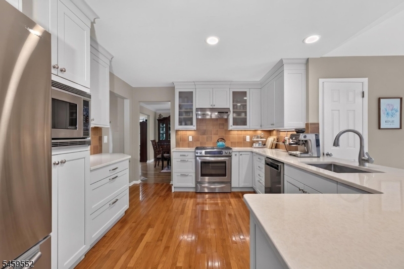 6 Chaucer Dr Property Photo 8