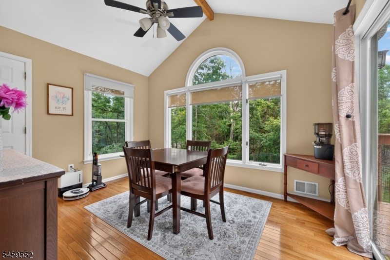 6 Chaucer Dr Property Photo 9