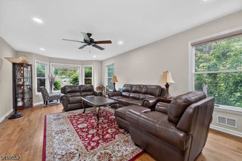 6 Chaucer Dr Property Photo 11