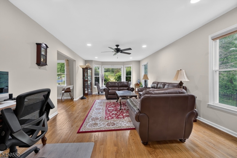 6 Chaucer Dr Property Photo 12