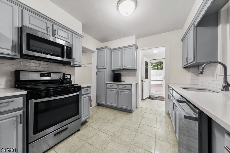 166 Midland Ave Property Photo 10
