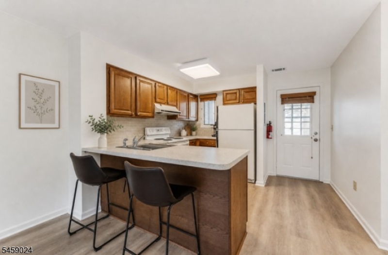 7 Westchester Ter Property Photo 2