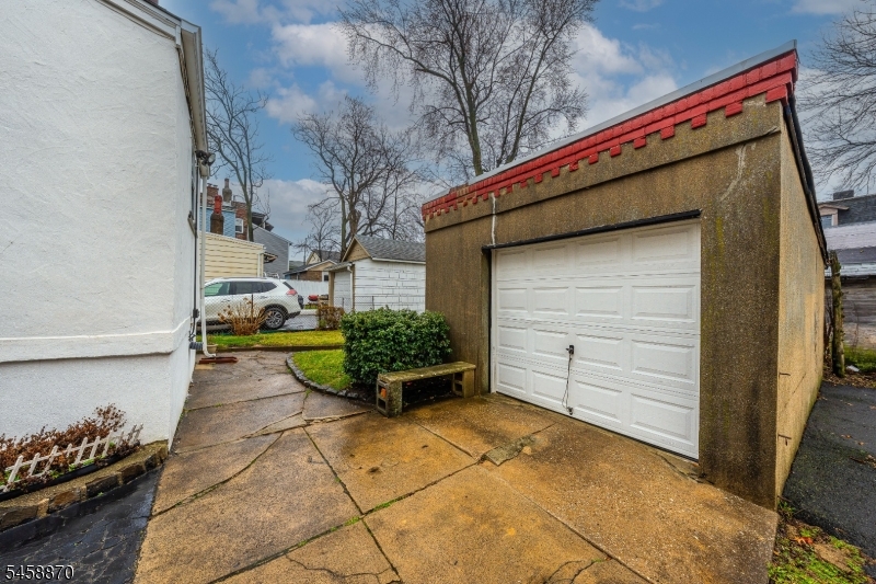 424 Frankfort St Property Photo 2