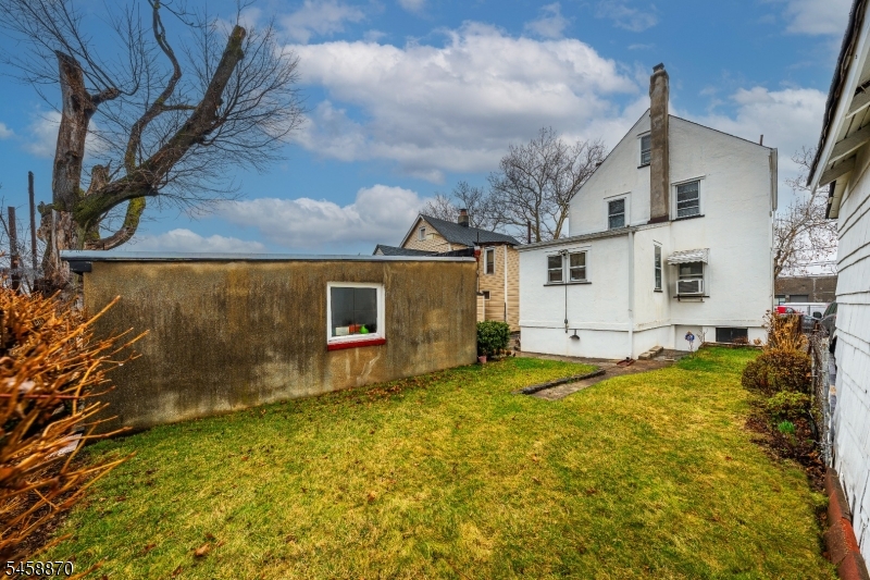 424 Frankfort St Property Photo 3