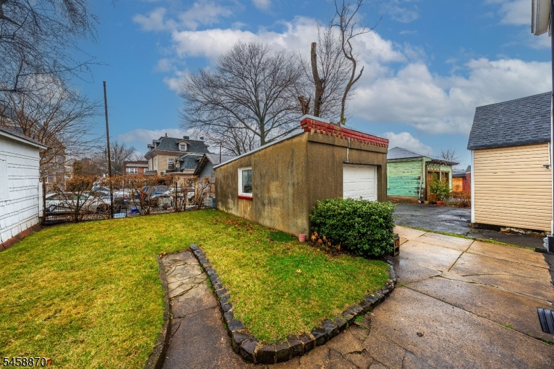 424 Frankfort St Property Photo 4