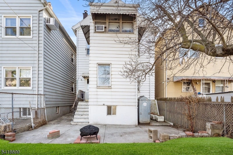 119 W 21st St Property Photo 35