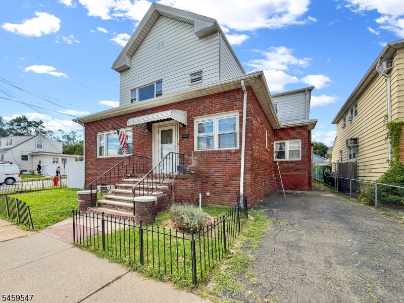 733 Schuyler Ave Property Photo 1