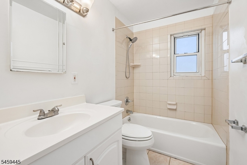 61 Knox Ter 1a Property Photo 11