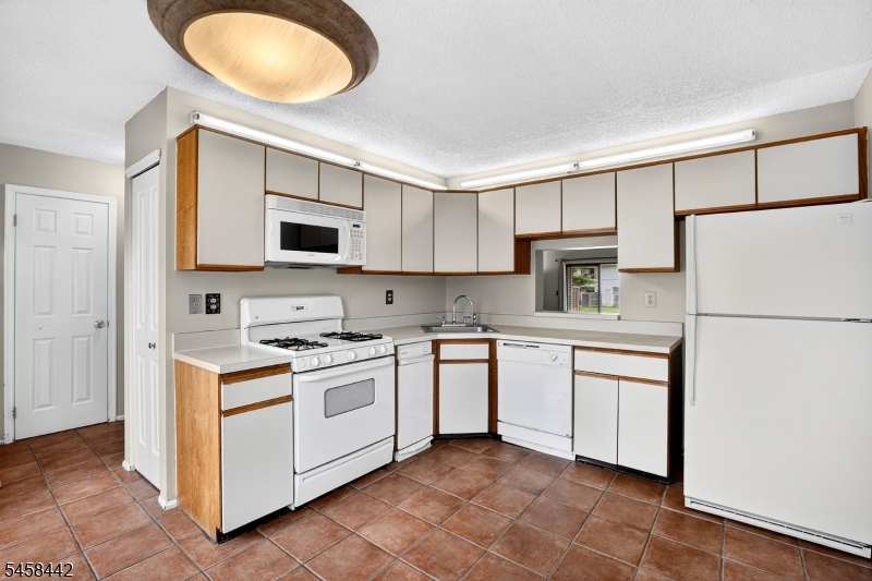 283 English Pl Property Photo 8